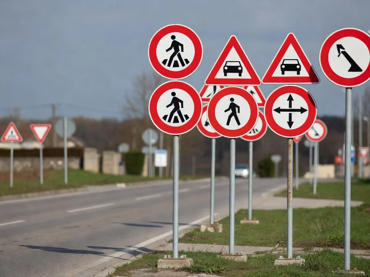 Road signs using reflective sheeting in daylight